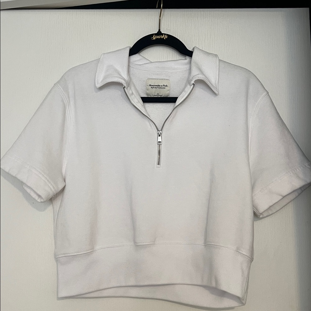 NWT Zippered short sleeve sweatshirt
